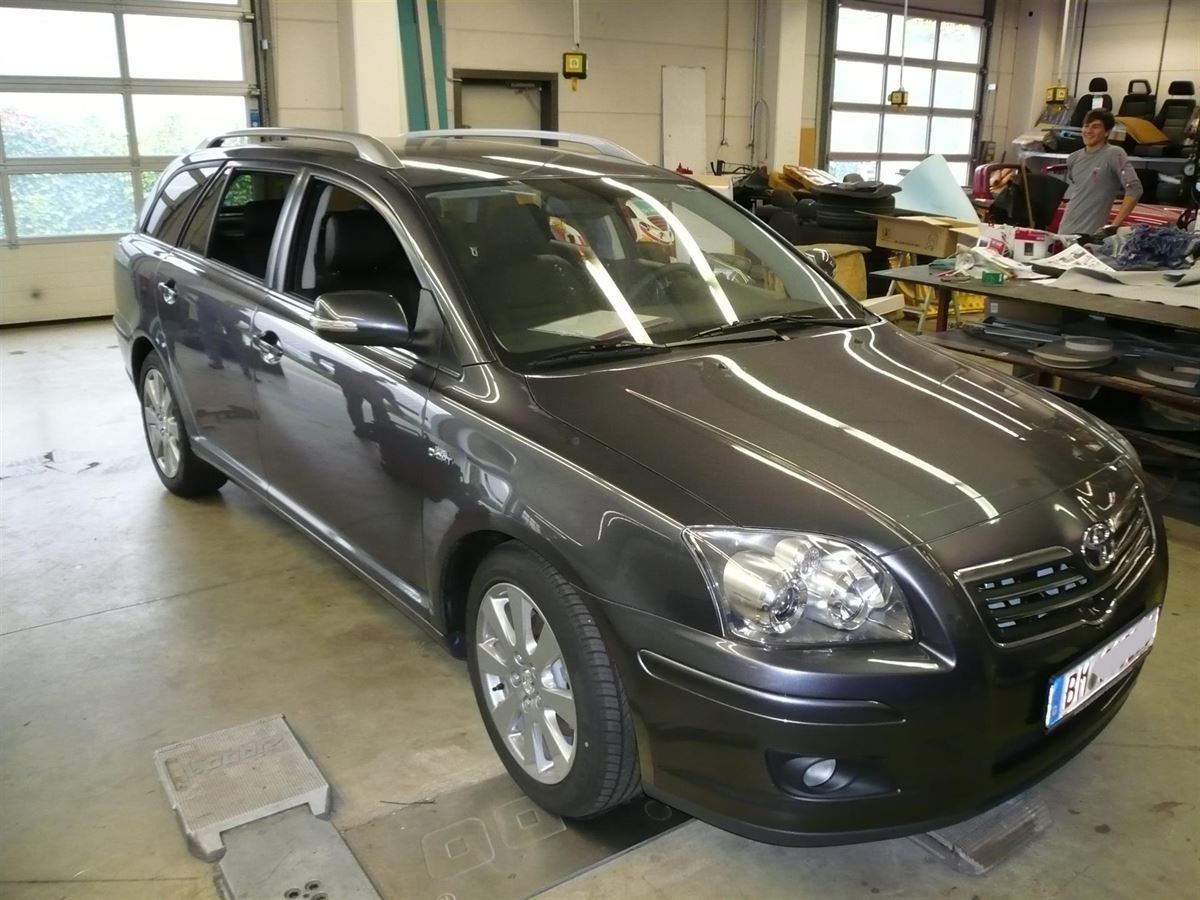 Toyota Avensis (Neufahrzeug), Innenausstattung in Leder neu angefertigt und montiert.