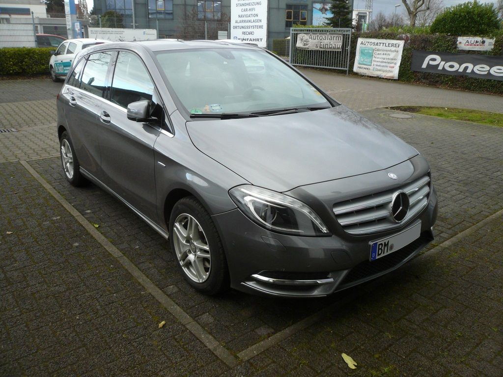 Rückfahrkamera Interface für Command und Griffleistenkamera in einer Mercedes B-Klasse nachgerüstet.