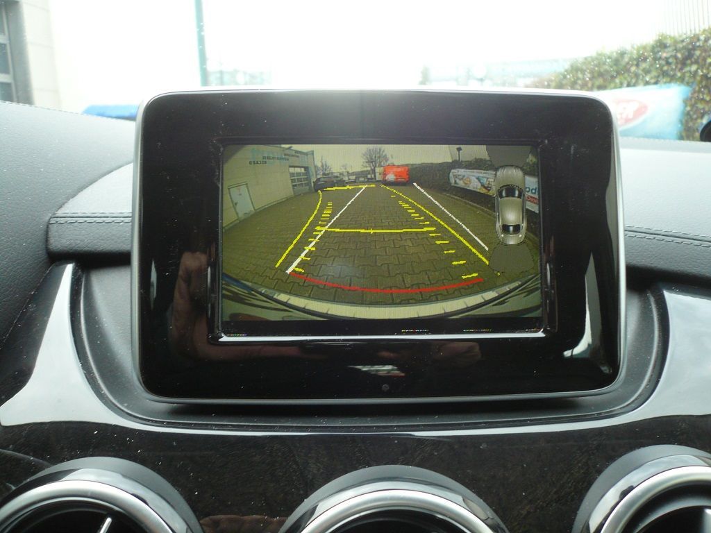Rückfahrkamera Interface für Command und Griffleistenkamera in einer Mercedes B-Klasse nachgerüstet.