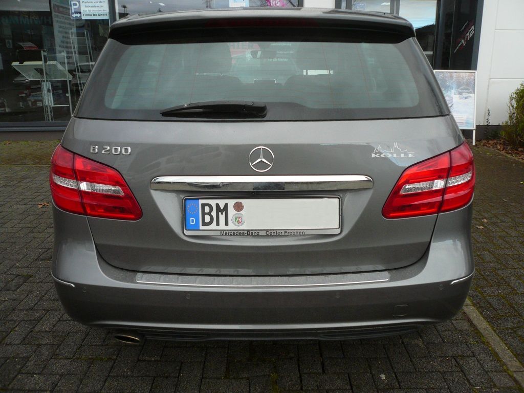 Rückfahrkamera Interface für Command und Griffleistenkamera in einer Mercedes B-Klasse nachgerüstet.