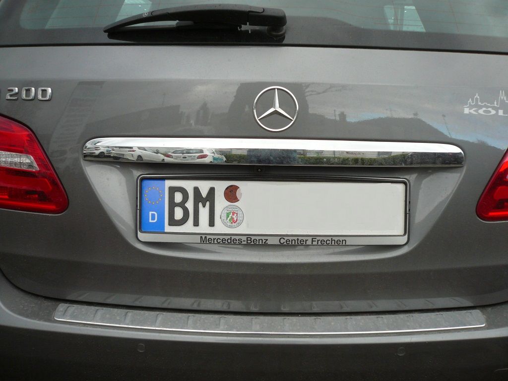 Rückfahrkamera Interface für Command und Griffleistenkamera in einer Mercedes B-Klasse nachgerüstet.