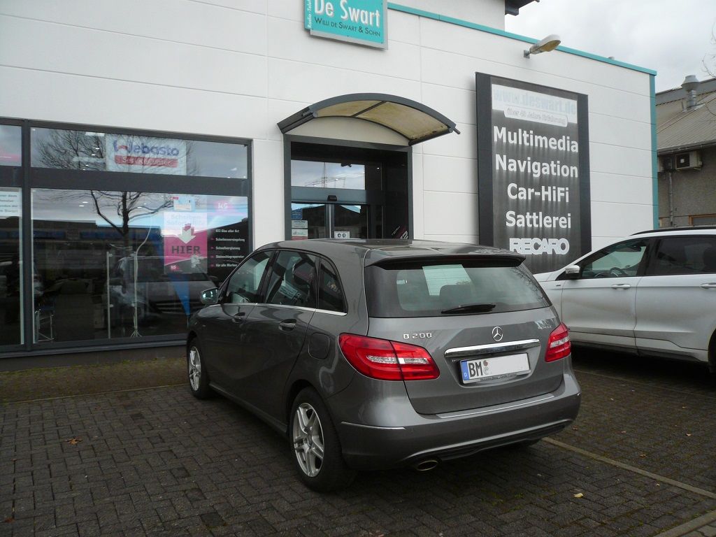 Rückfahrkamera Interface für Command und Griffleistenkamera in einer Mercedes B-Klasse nachgerüstet.