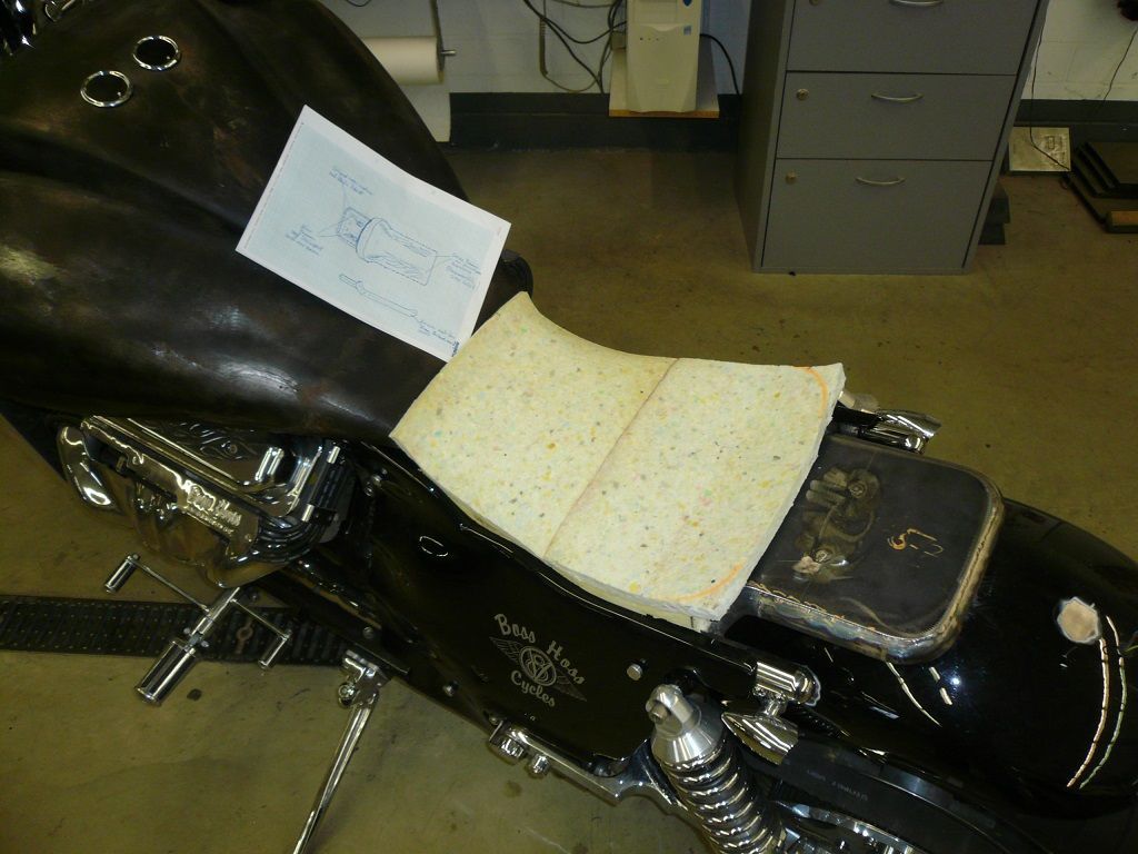 Boss Hoss Sitzbank. Polsterung nach Vorgabe angefertigt. Sitzbezug angefertigt, Flammen Muster mit der Hauseigenen Sticjmaschiene eingestickt und montiert.