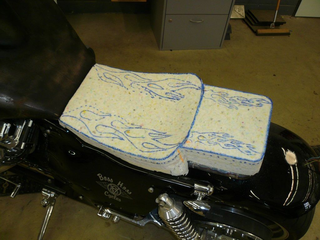 Boss Hoss Sitzbank. Polsterung nach Vorgabe angefertigt. Sitzbezug angefertigt, Flammen Muster mit der Hauseigenen Sticjmaschiene eingestickt und montiert.