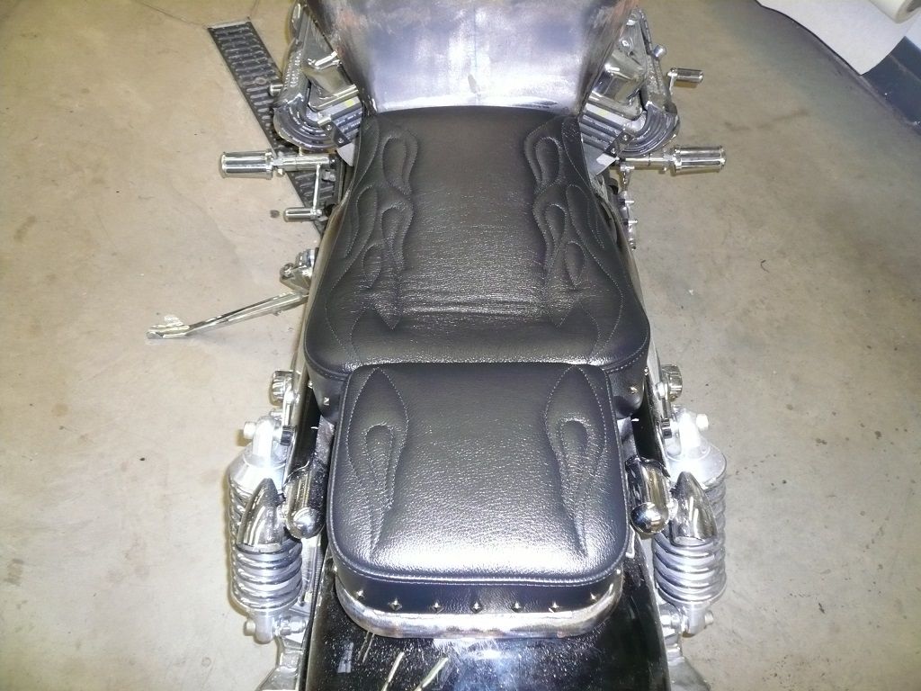 Boss Hoss Sitzbank. Polsterung nach Vorgabe angefertigt. Sitzbezug angefertigt, Flammen Muster mit der Hauseigenen Sticjmaschiene eingestickt und montiert.