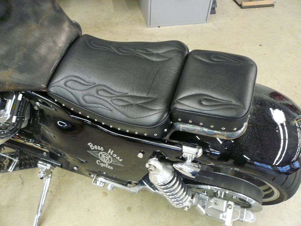 Boss Hoss Sitzbank. Polsterung nach Vorgabe angefertigt. Sitzbezug angefertigt, Flammen Muster mit der Hauseigenen Sticjmaschiene eingestickt und montiert.