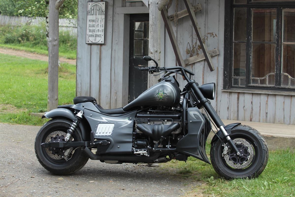 Sitzpolsterung angefertigt & angepasst. Bezug in Leder/Alcantara mit Logo nach Vorgabe angefertigt und montiert.