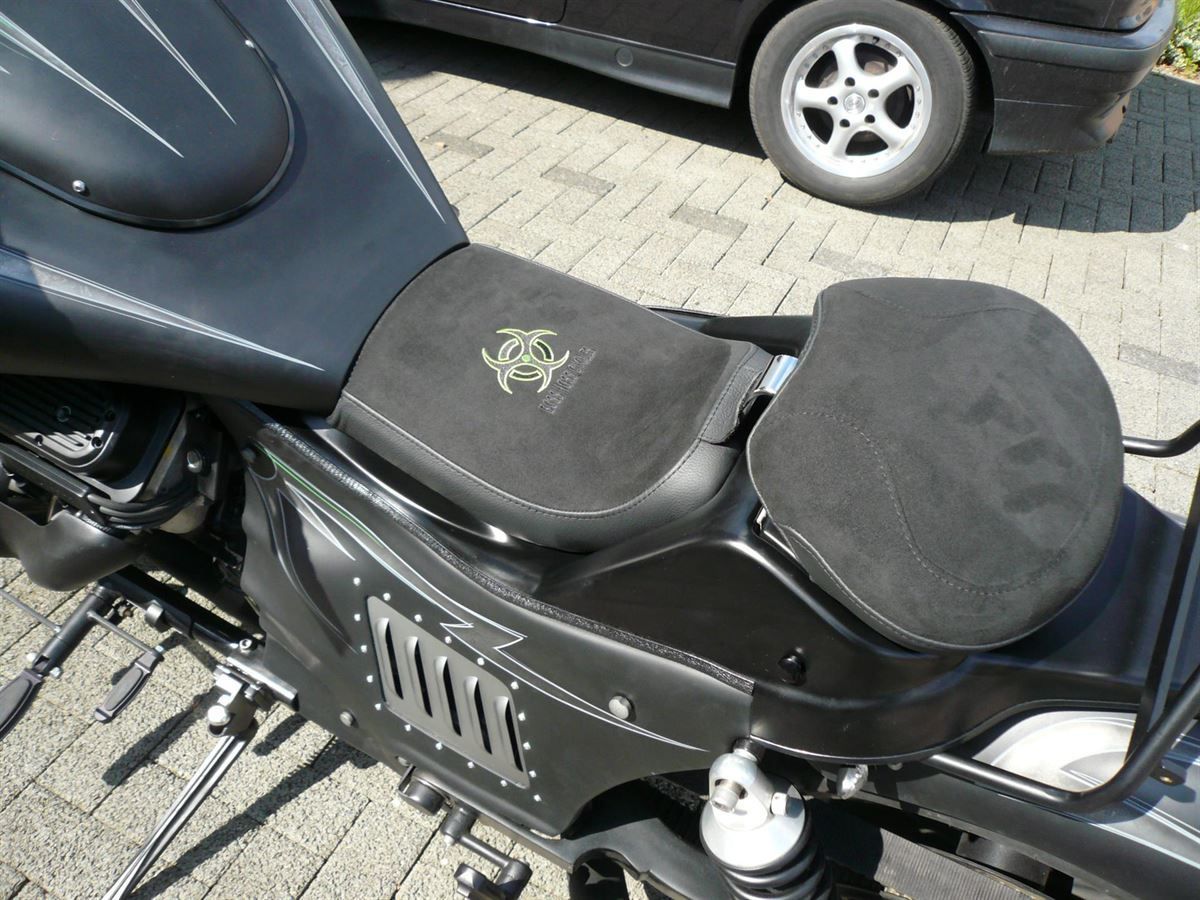 Sitzpolsterung angefertigt & angepasst. Bezug in Leder/Alcantara mit Logo nach Vorgabe angefertigt und montiert.