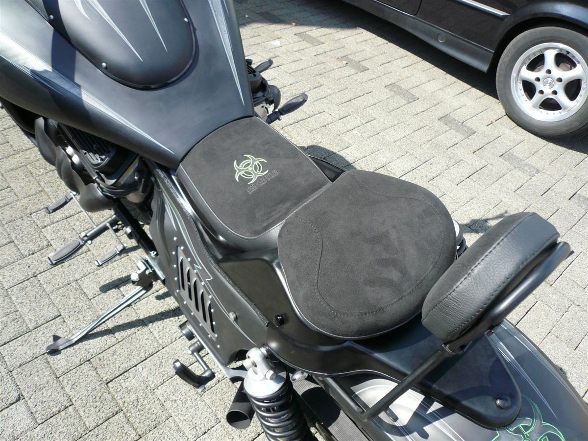 Sitzpolsterung angefertigt & angepasst. Bezug in Leder/Alcantara mit Logo nach Vorgabe angefertigt und montiert.