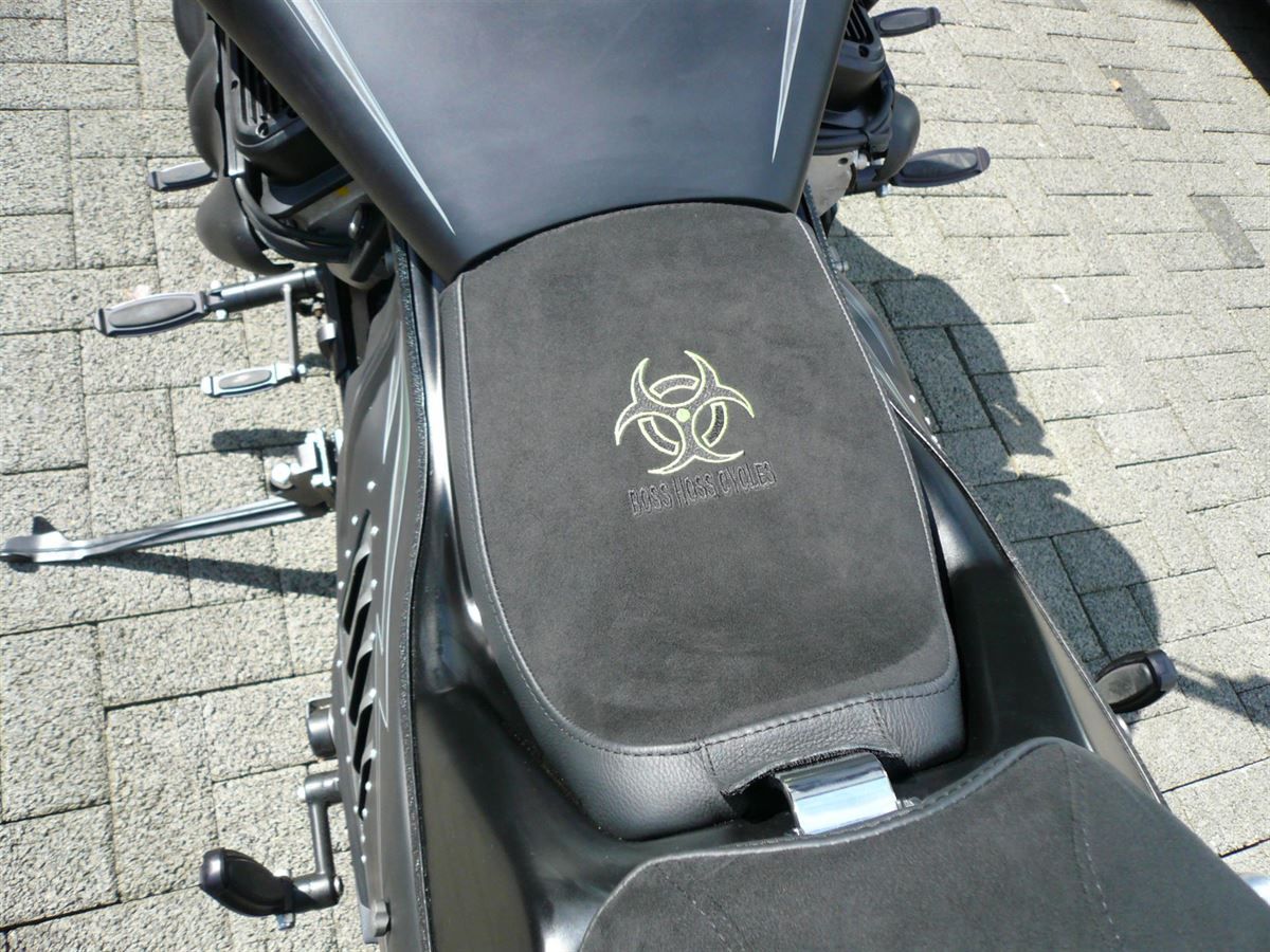 Sitzpolsterung angefertigt & angepasst. Bezug in Leder/Alcantara mit Logo nach Vorgabe angefertigt und montiert.