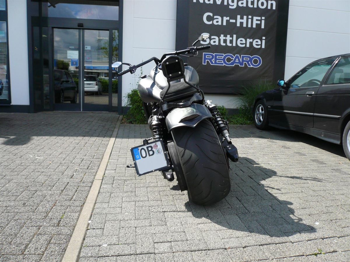 Sitzpolsterung angefertigt & angepasst. Bezug in Leder/Alcantara mit Logo nach Vorgabe angefertigt und montiert.