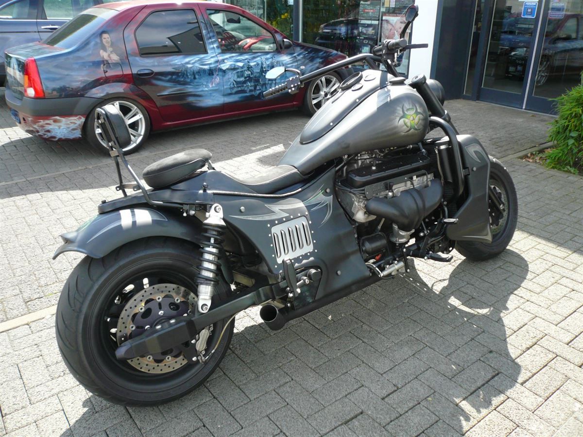 Sitzpolsterung angefertigt & angepasst. Bezug in Leder/Alcantara mit Logo nach Vorgabe angefertigt und montiert.