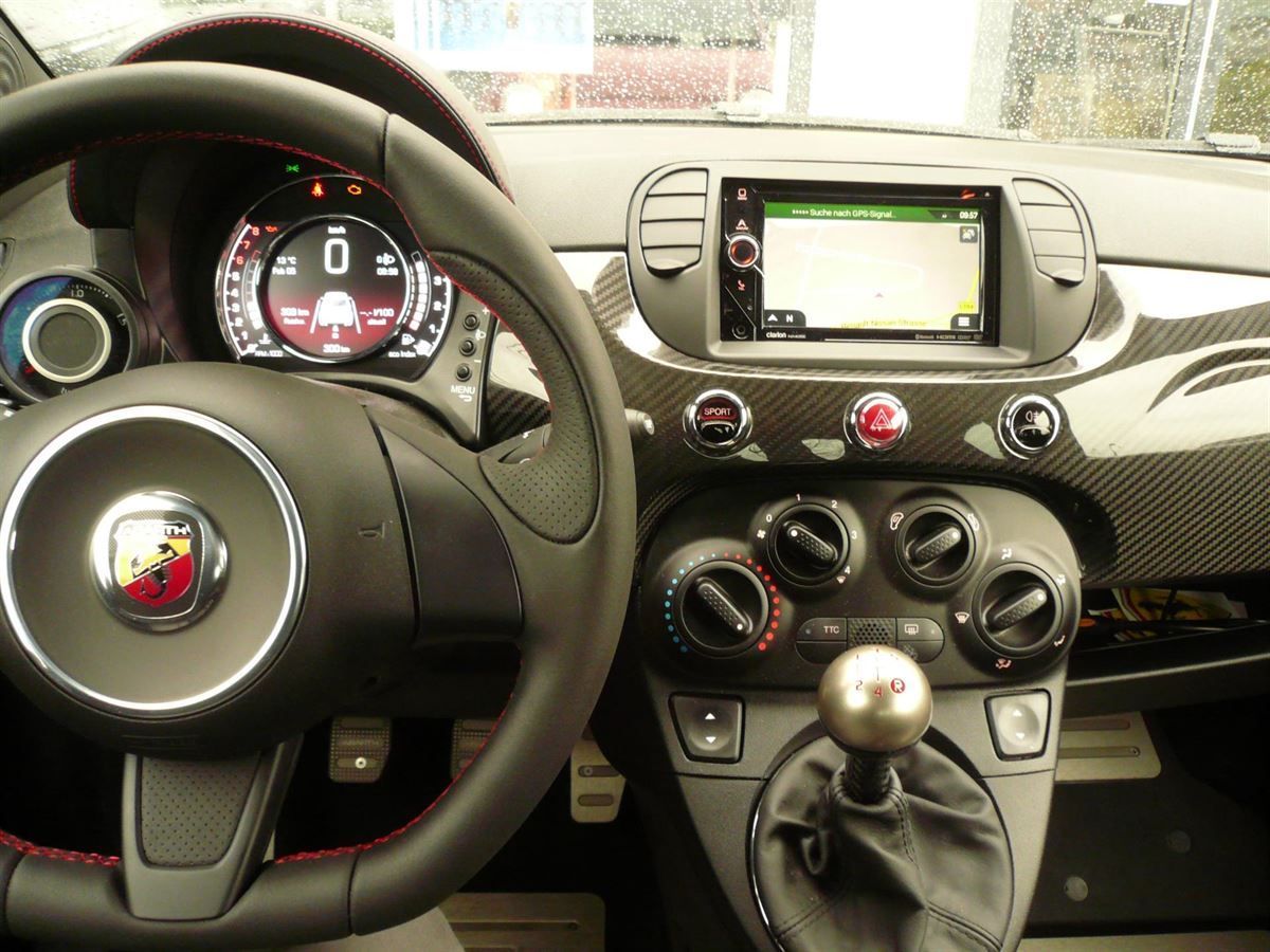 Fiat Abarth 695 Biposto von 1DIN auf 2DIN umgebaut und das Clarion Navi NX405E nachgerüstet. Werkseitige Lenkrad-Fernbedienung auf das Clarion adaptiert.