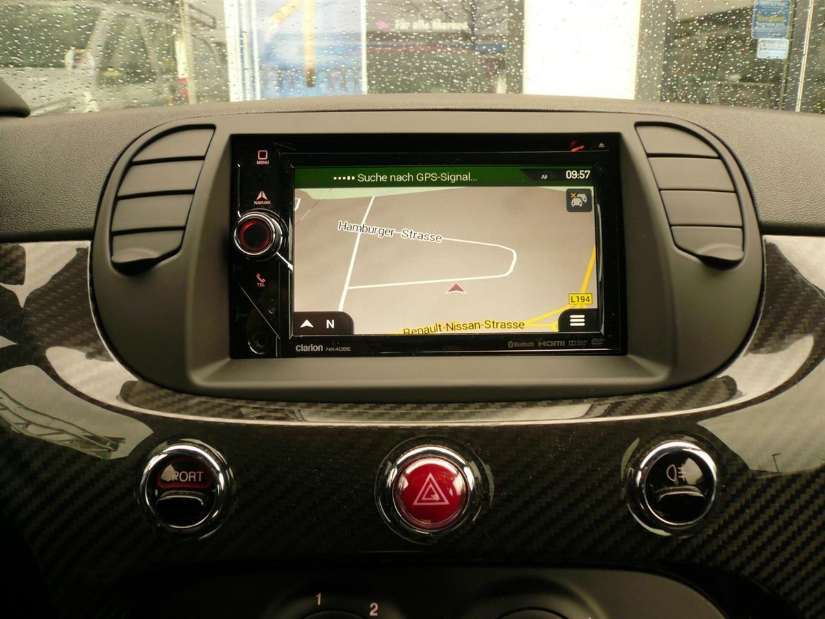 Fiat Abarth 695 Biposto von 1DIN auf 2DIN umgebaut und das Clarion Navi NX405E nachgerüstet. Werkseitige Lenkrad-Fernbedienung auf das Clarion adaptiert.