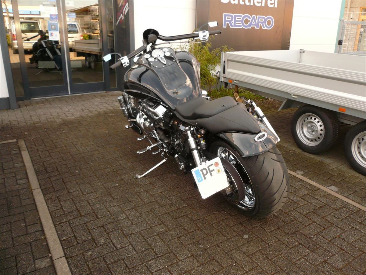 Sitzpolsterung angefertigt & angepasst. Bezug aus Leder nach Vorgabe angefertigt und montiert.