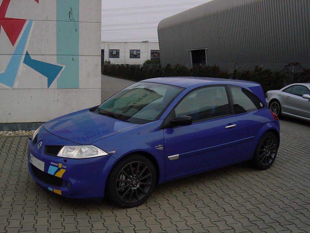 Renault Megane Sport F1, Innenausstattung in Leder Schwarz / Alcantara blau neu angefertigt und montiert. Himmel; Türverkeidungen, Seitenteile hinten und Hutablage in blauem Alcantara neu bezogen, Logo eingestickt.