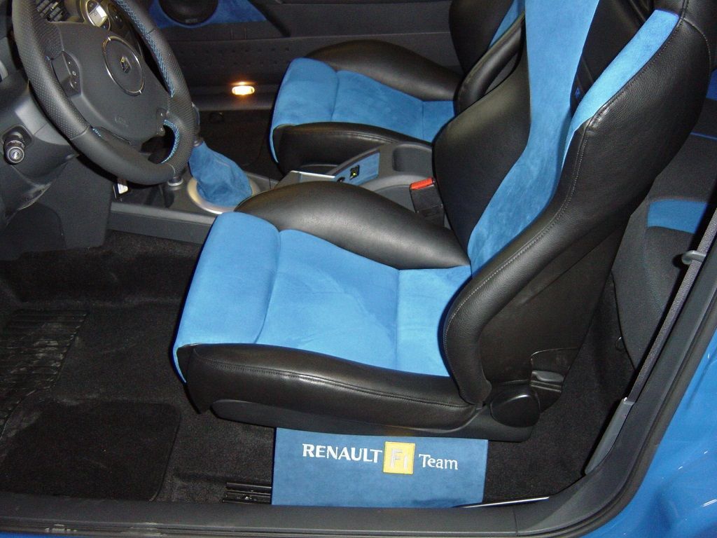 Renault Megane Sport F1, Innenausstattung in Leder Schwarz / Alcantara blau neu angefertigt und montiert. Himmel; Türverkeidungen, Seitenteile hinten und Hutablage in blauem Alcantara neu bezogen, Logo eingestickt.