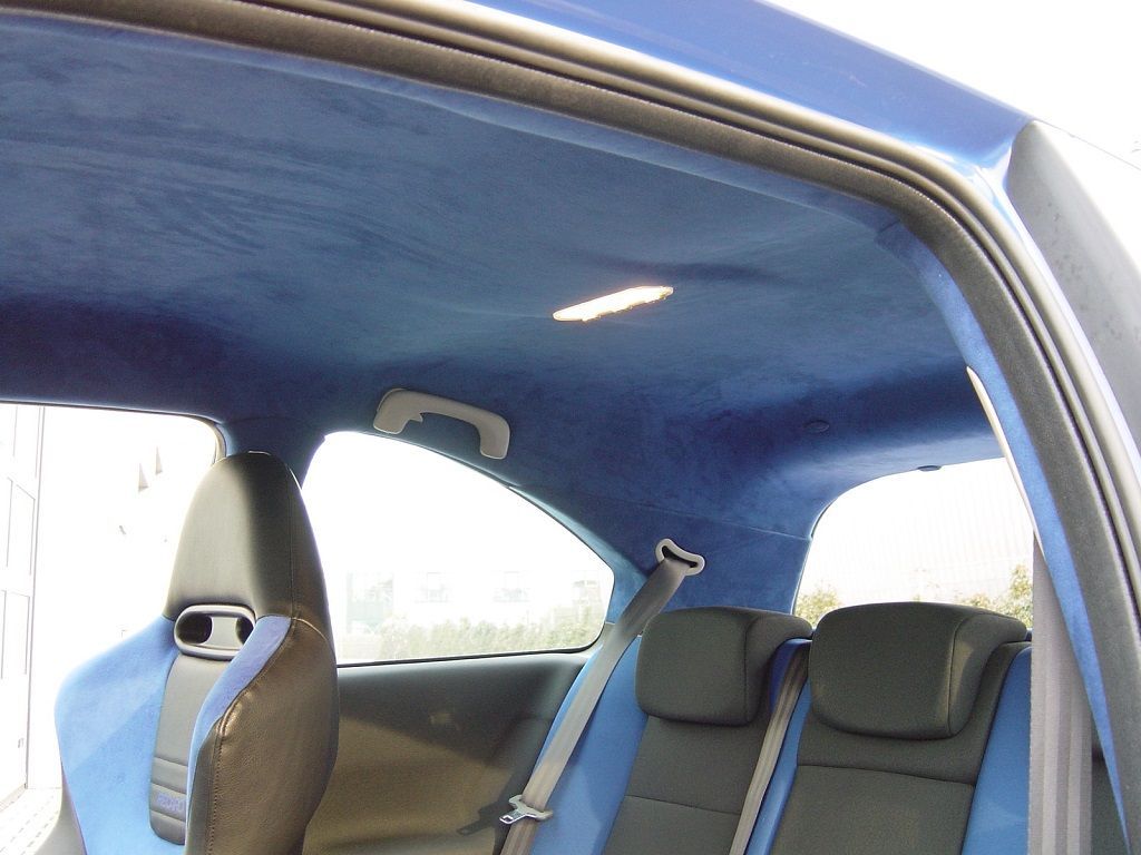 Renault Megane Sport F1, Innenausstattung in Leder Schwarz / Alcantara blau neu angefertigt und montiert. Himmel; Türverkeidungen, Seitenteile hinten und Hutablage in blauem Alcantara neu bezogen, Logo eingestickt.