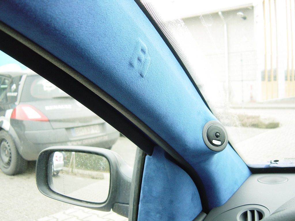 Renault Megane Sport F1, Innenausstattung in Leder Schwarz / Alcantara blau neu angefertigt und montiert. Himmel; Türverkeidungen, Seitenteile hinten und Hutablage in blauem Alcantara neu bezogen, Logo eingestickt.