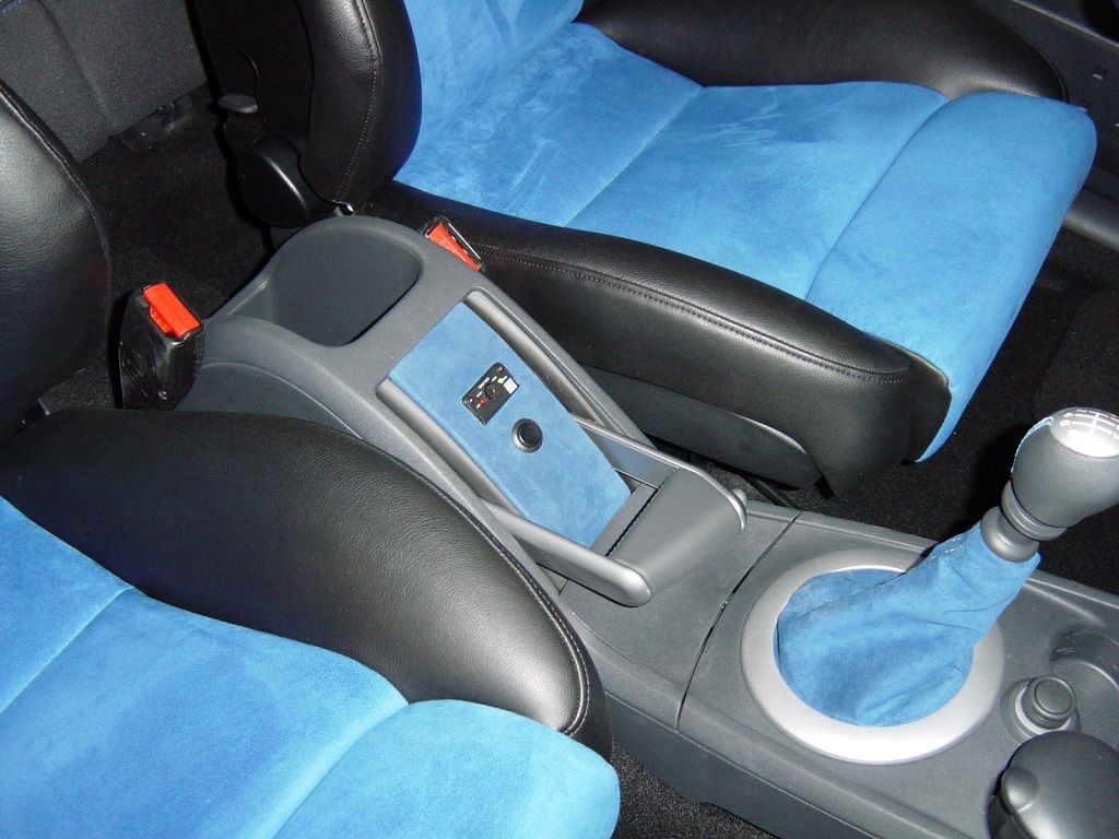 Renault Megane Sport F1, Innenausstattung in Leder Schwarz / Alcantara blau neu angefertigt und montiert. Himmel; Türverkeidungen, Seitenteile hinten und Hutablage in blauem Alcantara neu bezogen, Logo eingestickt.