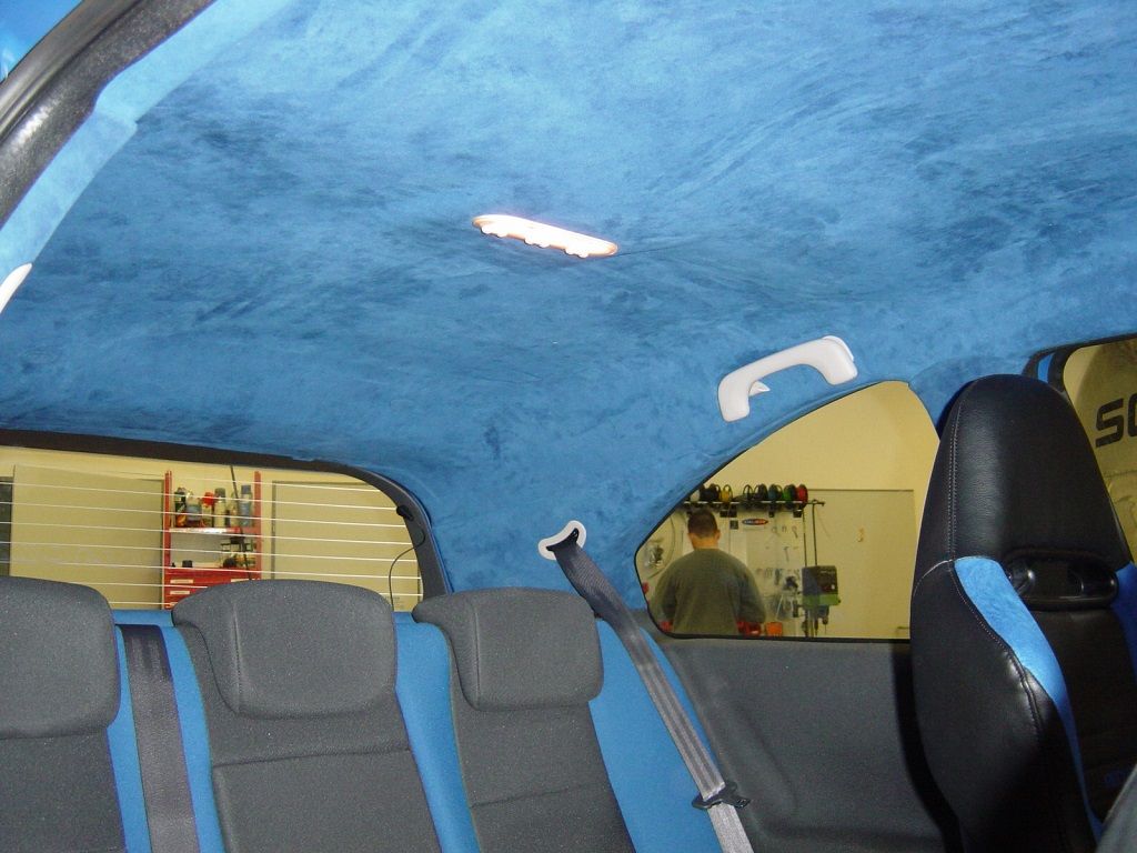 Renault Megane Sport F1, Innenausstattung in Leder Schwarz / Alcantara blau neu angefertigt und montiert. Himmel; Türverkeidungen, Seitenteile hinten und Hutablage in blauem Alcantara neu bezogen, Logo eingestickt.