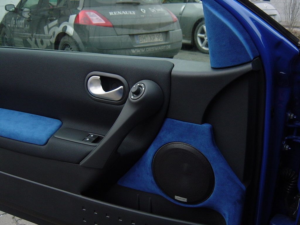 Renault Megane Sport F1, Innenausstattung in Leder Schwarz / Alcantara blau neu angefertigt und montiert. Himmel; Türverkeidungen, Seitenteile hinten und Hutablage in blauem Alcantara neu bezogen, Logo eingestickt.