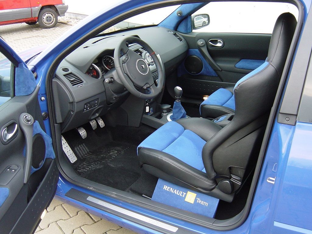 Renault Megane Sport F1, Innenausstattung in Leder Schwarz / Alcantara blau neu angefertigt und montiert. Himmel; Türverkeidungen, Seitenteile hinten und Hutablage in blauem Alcantara neu bezogen, Logo eingestickt.