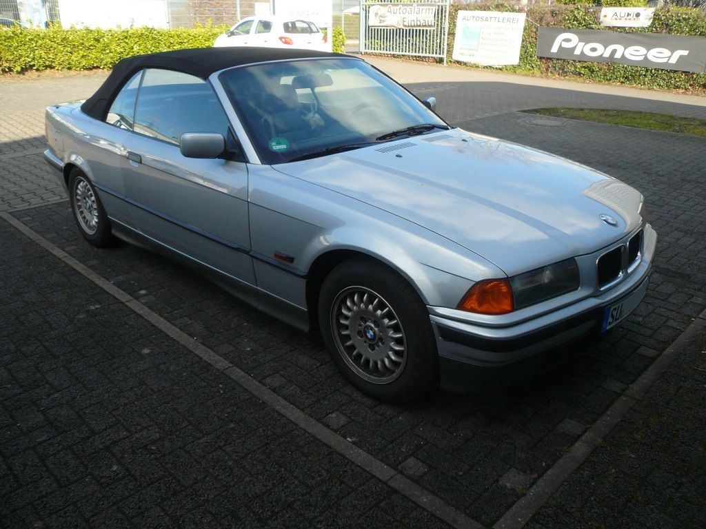 BMW E36 Cabrio, Verdeckbezug Sonnenland Stoff scharz mit Seitentaschen geliefert und montiert.