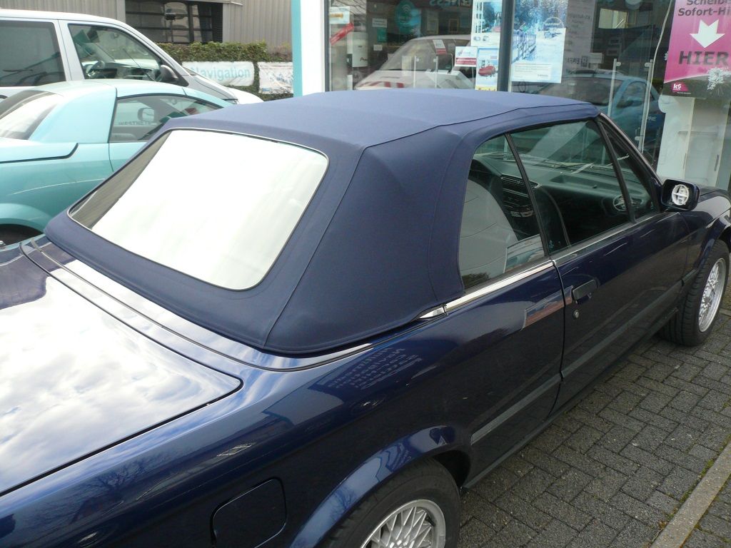 BMW 3er Typ E30 , Verdeckbezug Sonnenland Stoff blau geliefert und montiert.