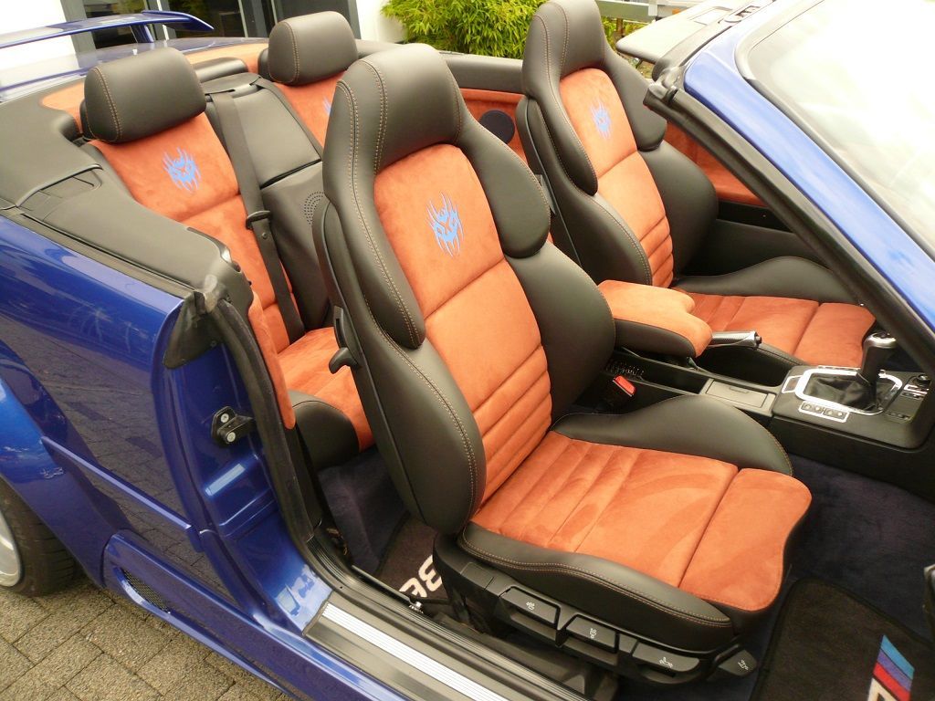 Ein blaues Cabrio mit orangefarbenen und schwarzen Sitzen