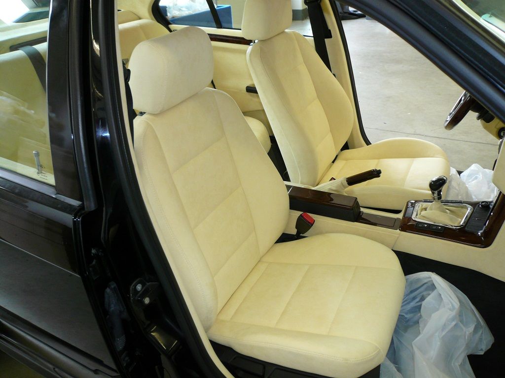 Das Innere eines Autos mit weißen Ledersitzen