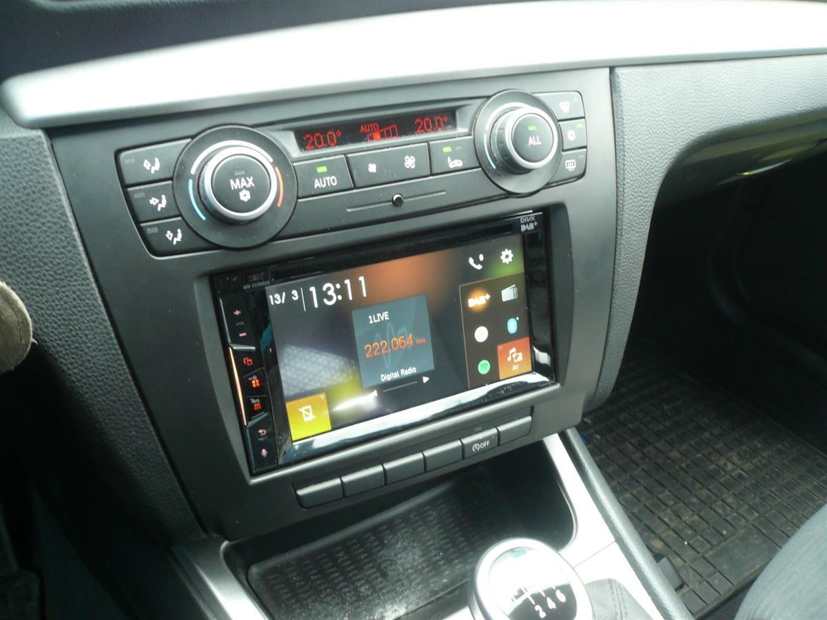 Auf Doppel-DIN umgebaut und ein Pioneer Bluetooth, DAB+ Radio mit Apple CarPlay nachgerüstet.