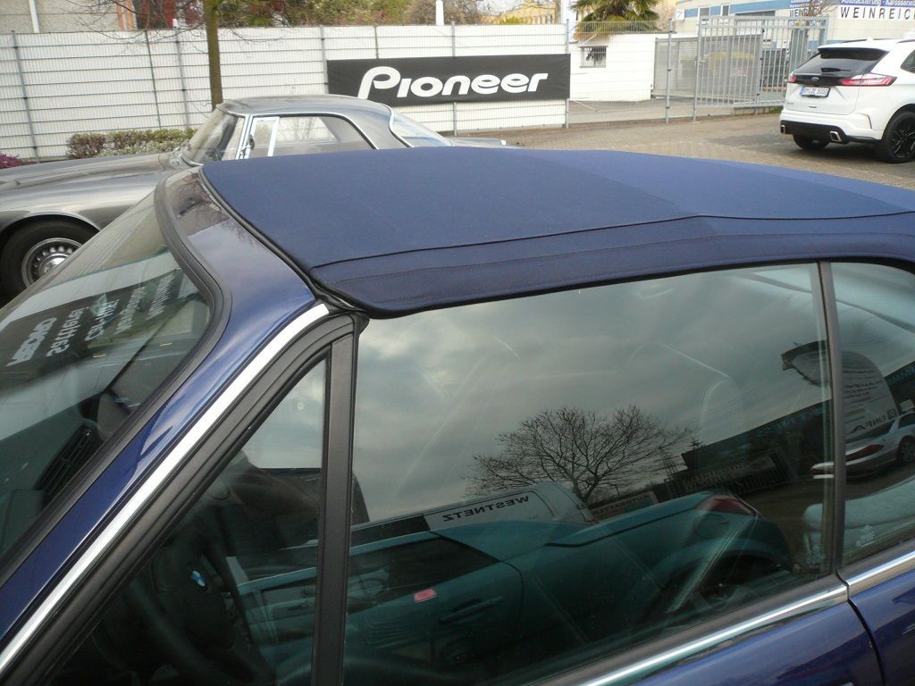 BMW 3er Typ E30 , Verdeckbezug Sonnenland Stoff blau geliefert und montiert.