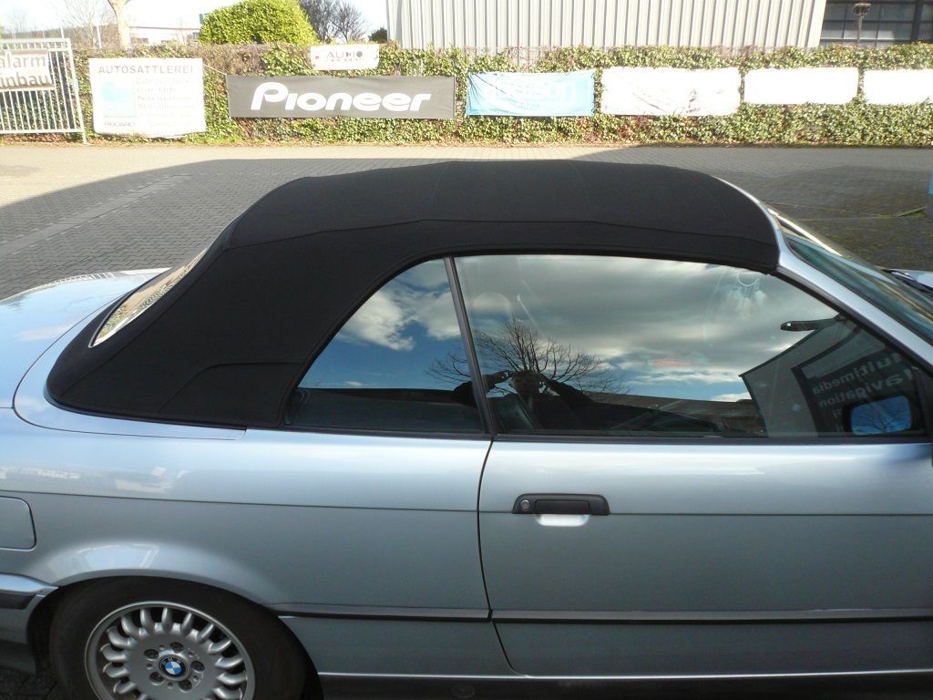 BMW E36 Cabrio, Verdeckbezug Sonnenland Stoff scharz mit Seitentaschen geliefert und montiert.