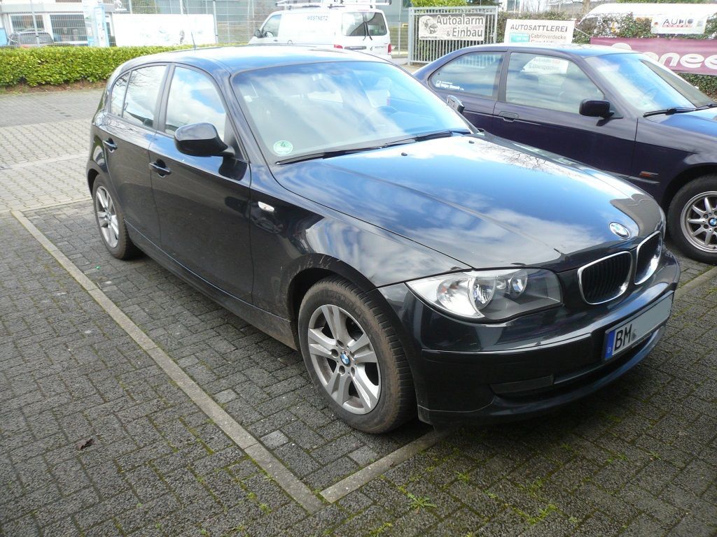 Auf Doppel-DIN umgebaut und ein Pioneer Bluetooth, DAB+ Radio mit Apple CarPlay nachgerüstet.