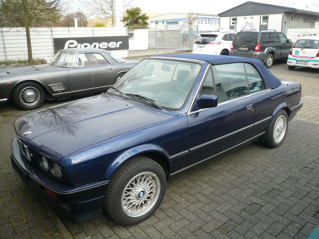 BMW 3er Typ E30 , Verdeckbezug Sonnenland Stoff blau geliefert und montiert.