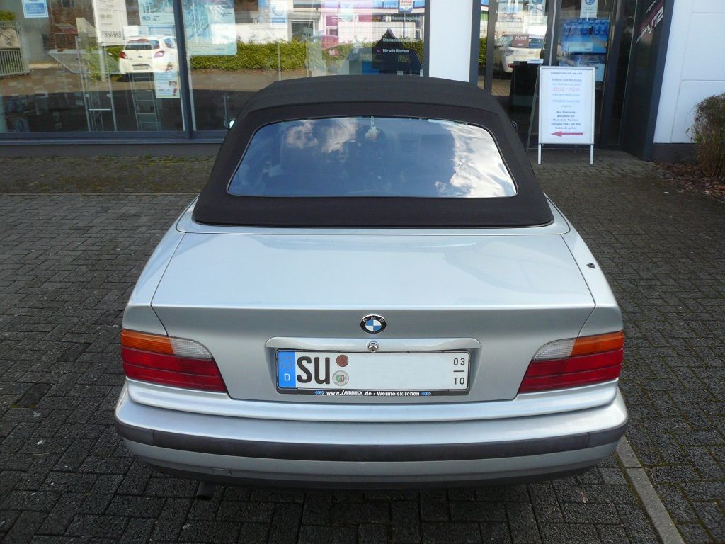 BMW E36 Cabrio, Verdeckbezug Sonnenland Stoff scharz mit Seitentaschen geliefert und montiert.