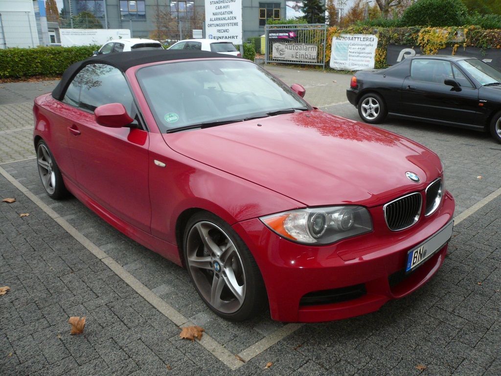 Rückfahrkamera Modul und Griffleisten Rückfahrkamera an einem 1er BMW Cabrio mit Original CIC System nachgerüstet.