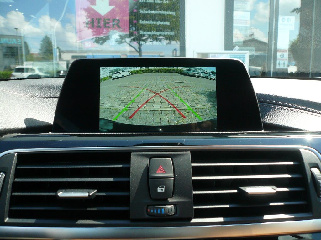 Rückfahrkamera Modul und Griffleisten-Kamera von NAVLINKZ im 4er BMW Cabrio nachgerüstet und auf das NBT2 OEM-System adaptiert.