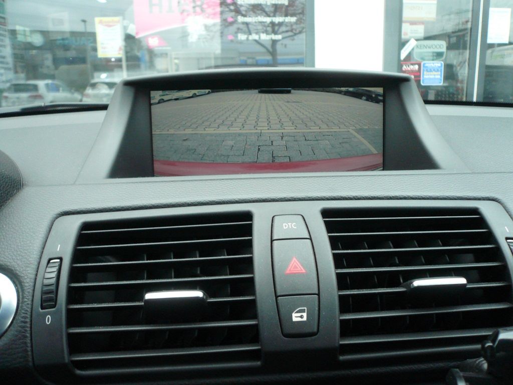 Rückfahrkamera Modul und Griffleisten Rückfahrkamera an einem 1er BMW Cabrio mit Original CIC System nachgerüstet.