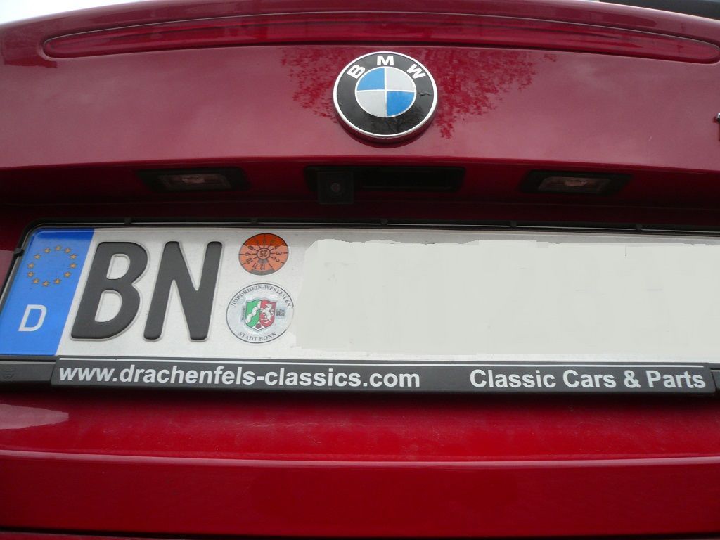 Rückfahrkamera Modul und Griffleisten Rückfahrkamera an einem 1er BMW Cabrio mit Original CIC System nachgerüstet.