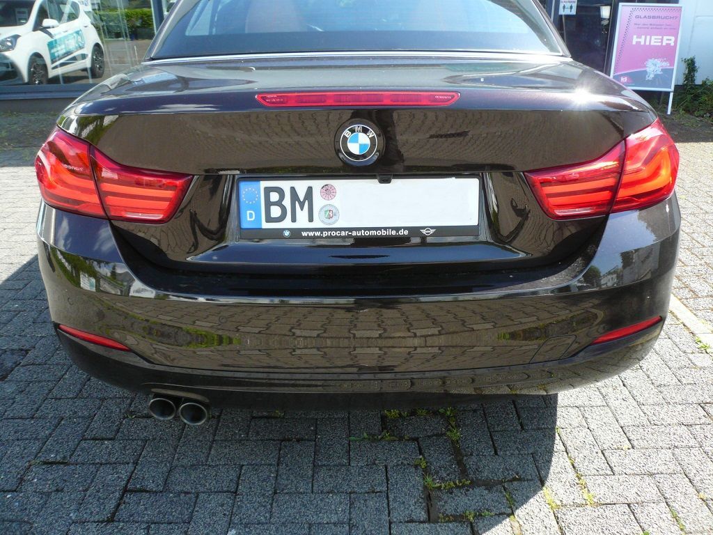 Rückfahrkamera Modul und Griffleisten-Kamera von NAVLINKZ im 4er BMW Cabrio nachgerüstet und auf das NBT2 OEM-System adaptiert.