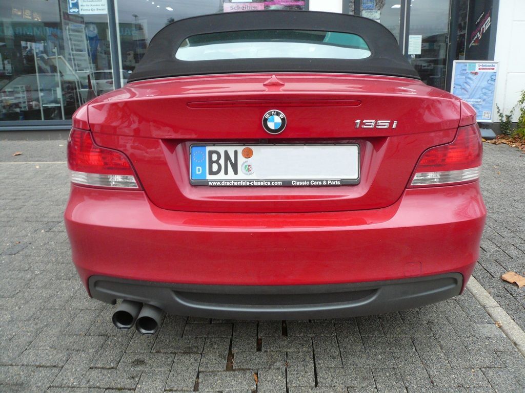 Rückfahrkamera Modul und Griffleisten Rückfahrkamera an einem 1er BMW Cabrio mit Original CIC System nachgerüstet.