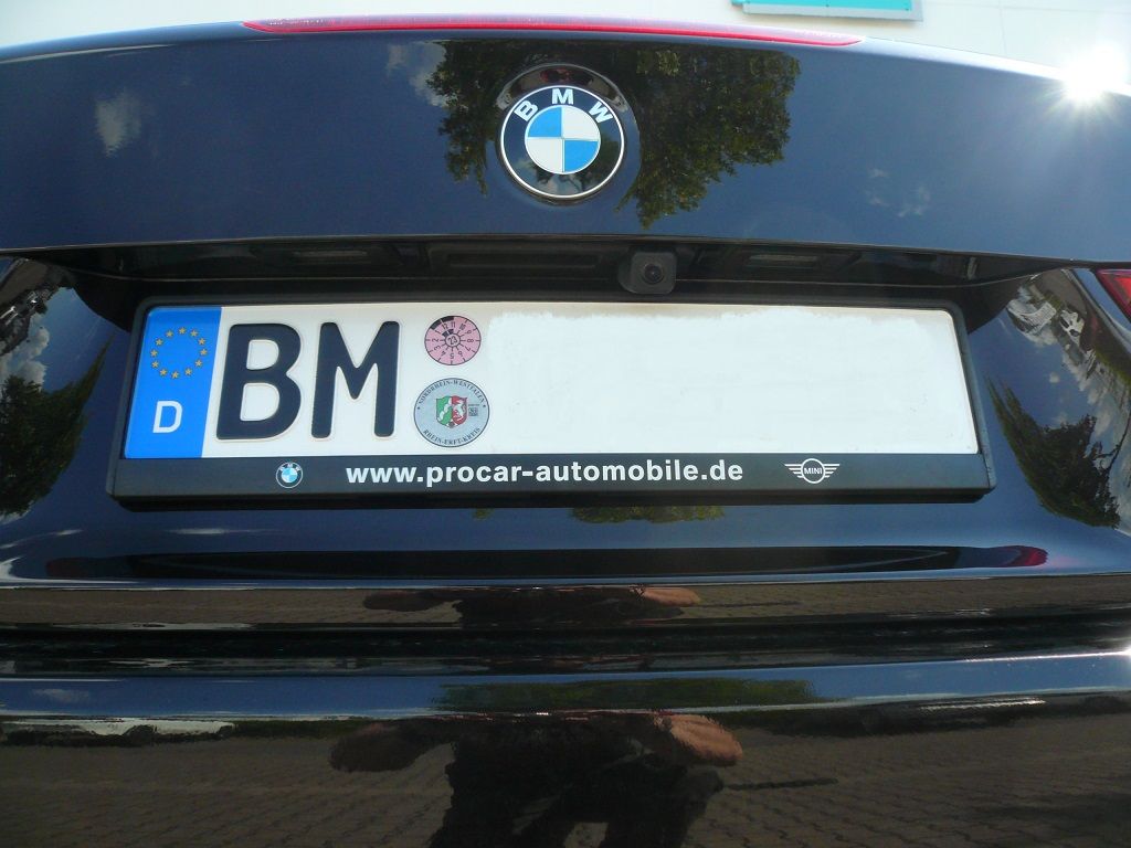 Rückfahrkamera Modul und Griffleisten-Kamera von NAVLINKZ im 4er BMW Cabrio nachgerüstet und auf das NBT2 OEM-System adaptiert.