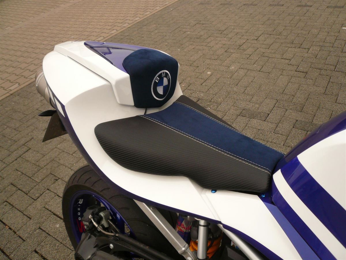 Sitzbank in Leder/Alcantara neu bezogen.