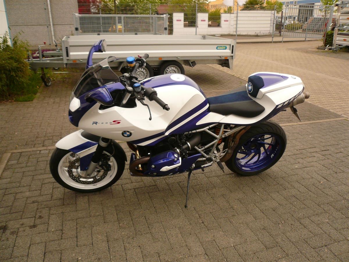 Sitzbank in Leder/Alcantara neu bezogen.