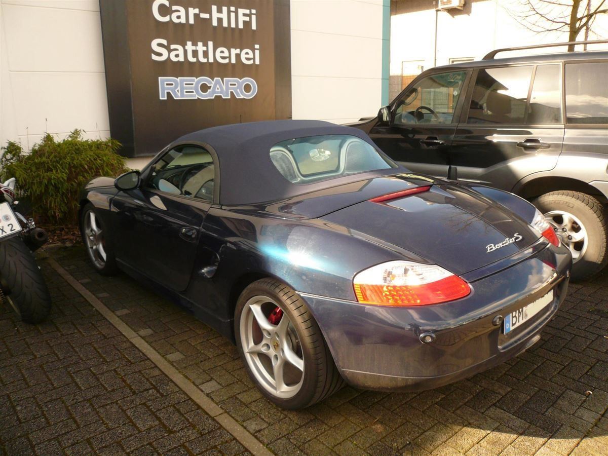 Porsche Boxster, Verdeckbezug in Sonnenland Stoff blau geliefert und montiert.