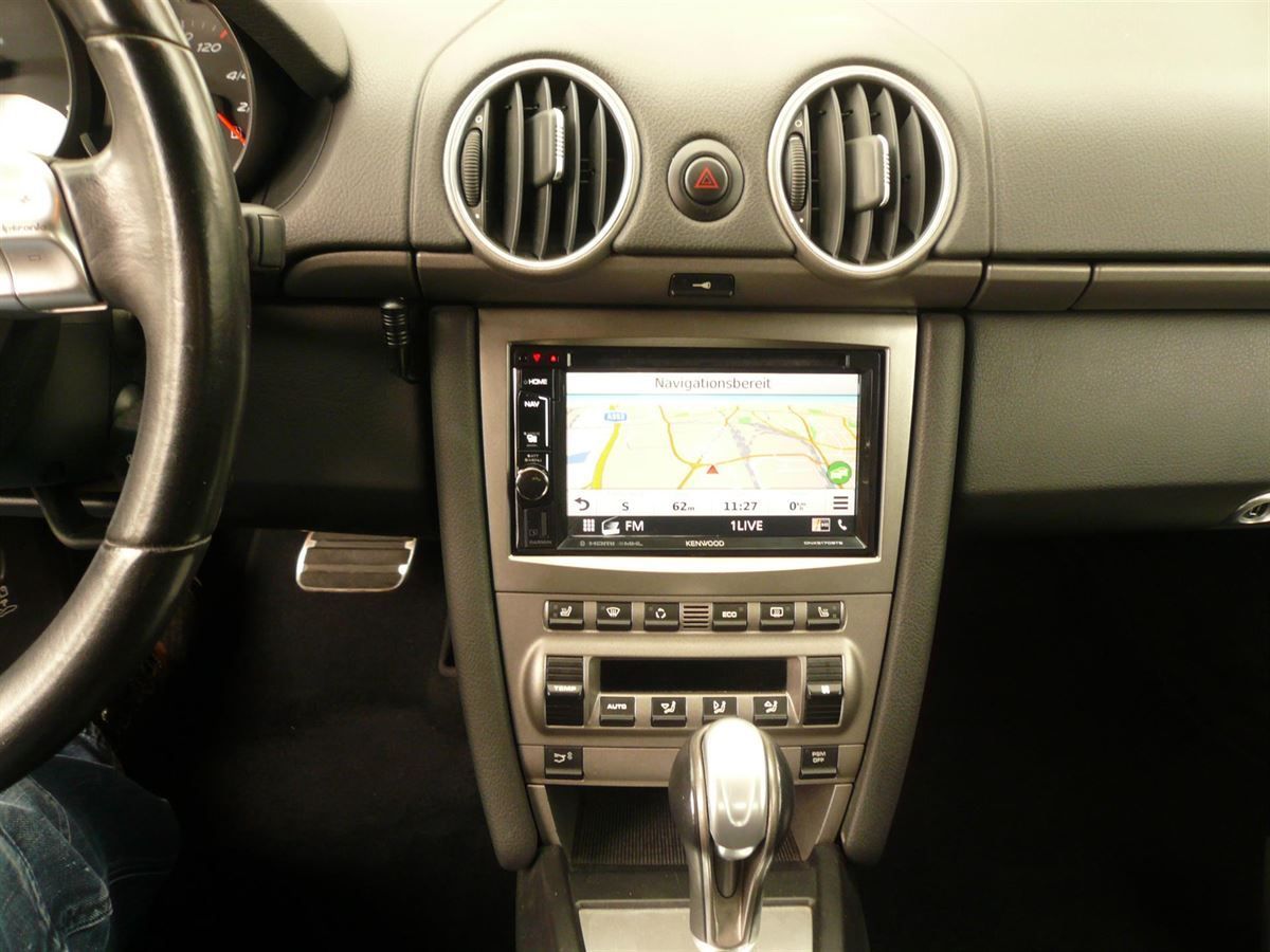 Alpine Doppel-DIN Navigation und Rückfahrkamera im Porsche 911nachgerüstet.