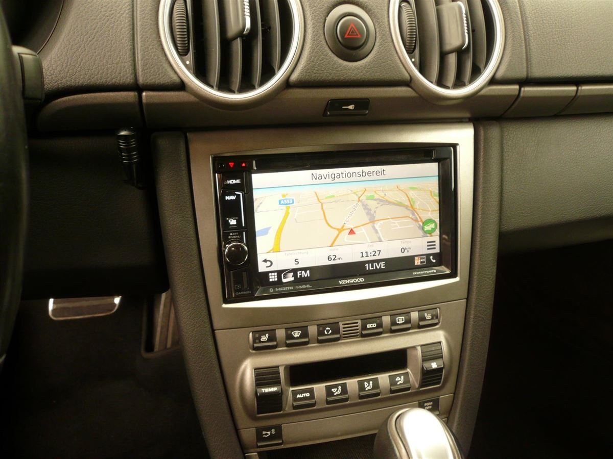 Alpine Doppel-DIN Navigation und Rückfahrkamera im Porsche 911nachgerüstet.