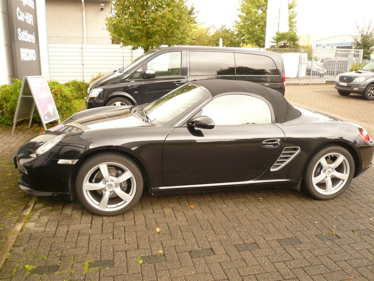 Alpine Doppel-DIN Navigation und Rückfahrkamera im Porsche 911nachgerüstet.